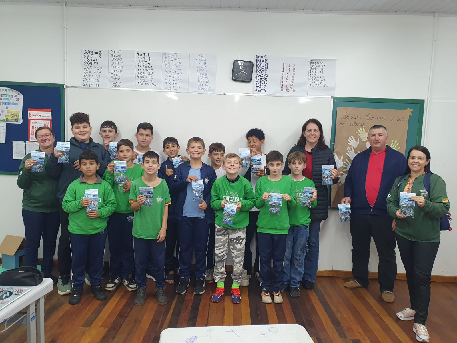 Escolas recebem quebra-cabeças alusivos aos 60 anos de Caiçara