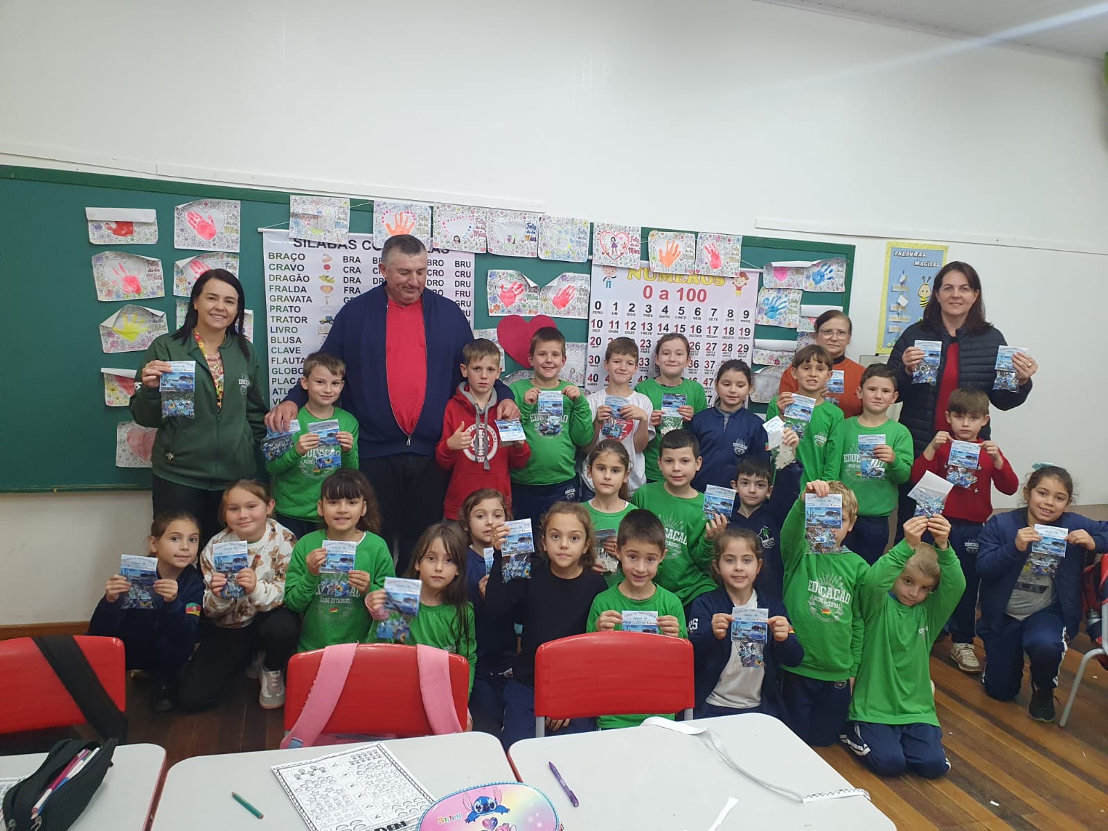 Escolas recebem quebra-cabeças alusivos aos 60 anos de Caiçara