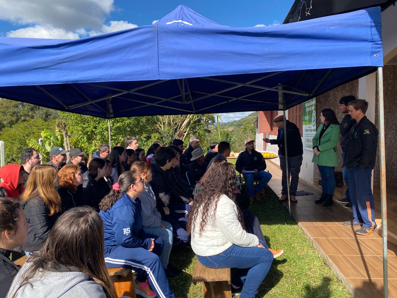 Estudantes da URI apresentam projetos do Programa de Sucessão do Campo em Pinheirinho do Vale