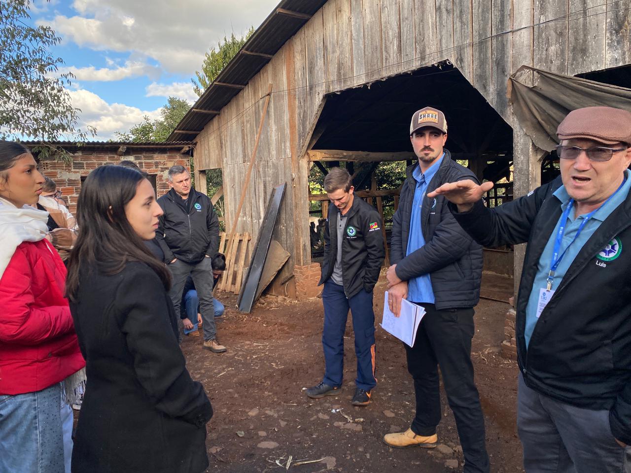 Estudantes da URI apresentam projetos do Programa de Sucessão do Campo em Pinheirinho do Vale