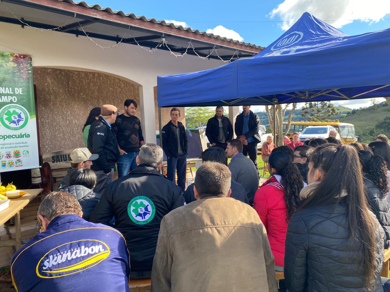Estudantes da URI apresentam projetos do Programa de Sucessão do Campo em Pinheirinho do Vale