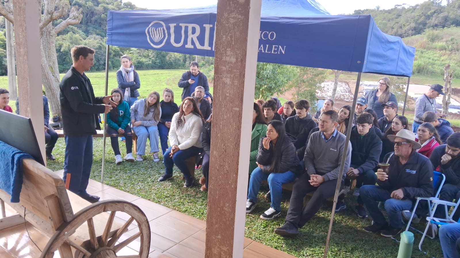 Estudantes da URI apresentam projetos do Programa de Sucessão do Campo em Pinheirinho do Vale