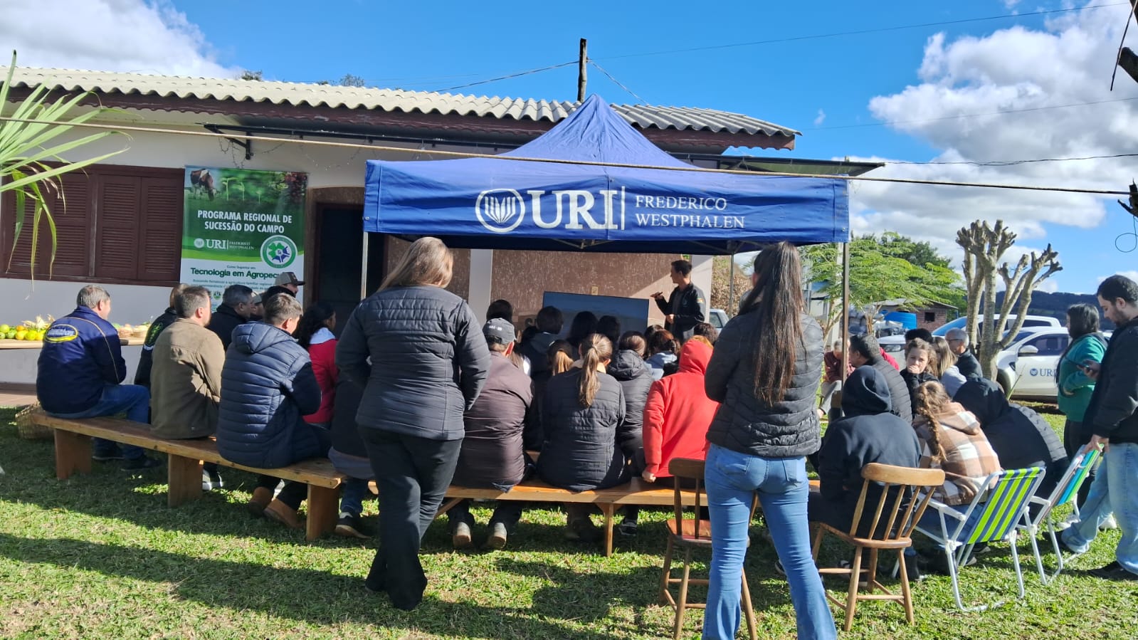 Estudantes da URI apresentam projetos do Programa de Sucessão do Campo em Pinheirinho do Vale